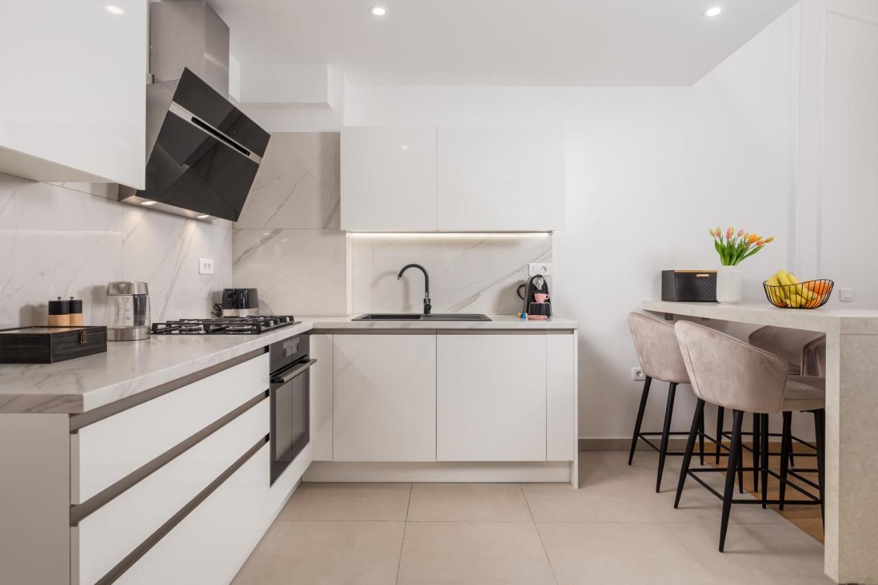 Gallery Apartment Megan2 With Parking 카스타브 외부 사진